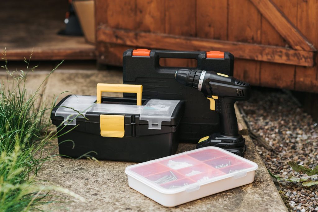 Hausmeisterservice gründen – Werkzeugkoffer, Akkuschrauber und Sortimentsbox