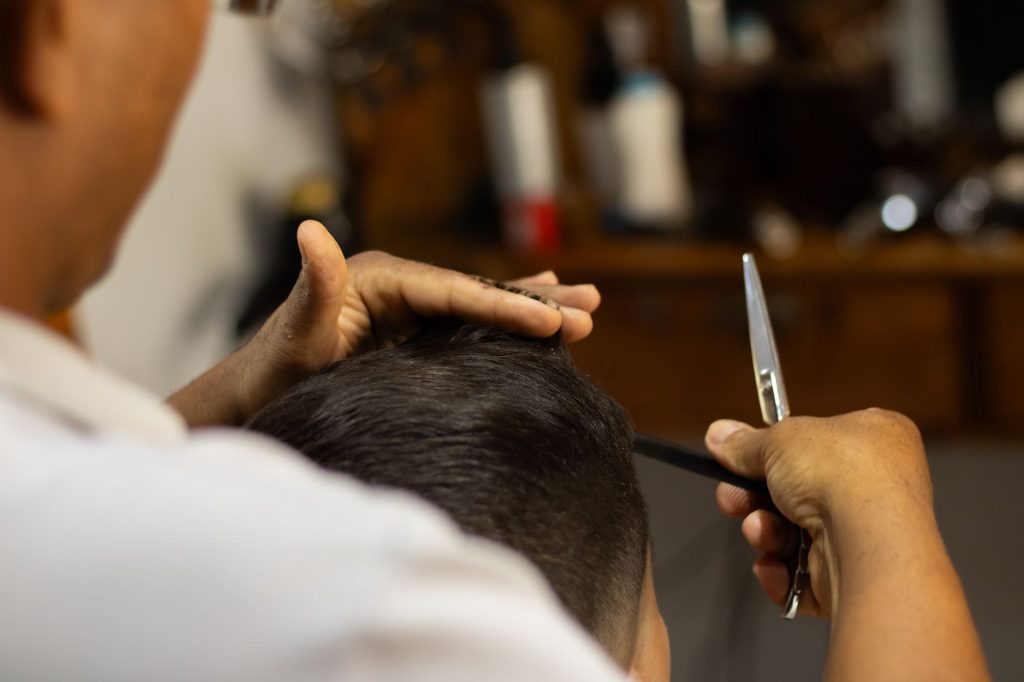 Selbstständig als Friseur – Friseur schneidet Haare im eigenen Salon