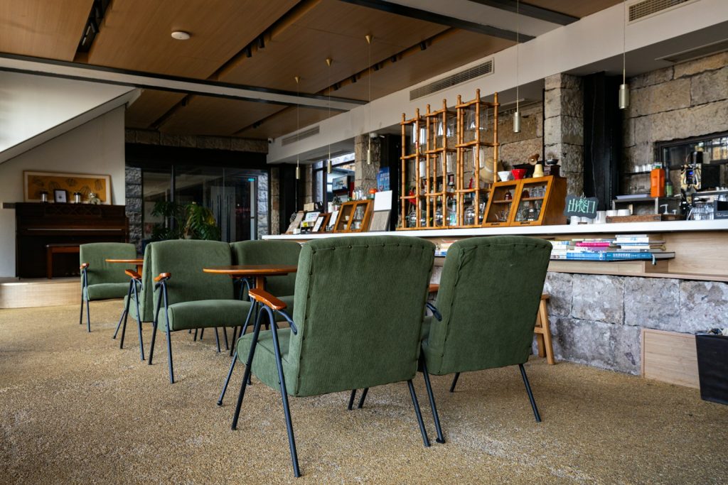 Selbstständig in der Gastronomie – gemütliches Café mit grünen Sesseln