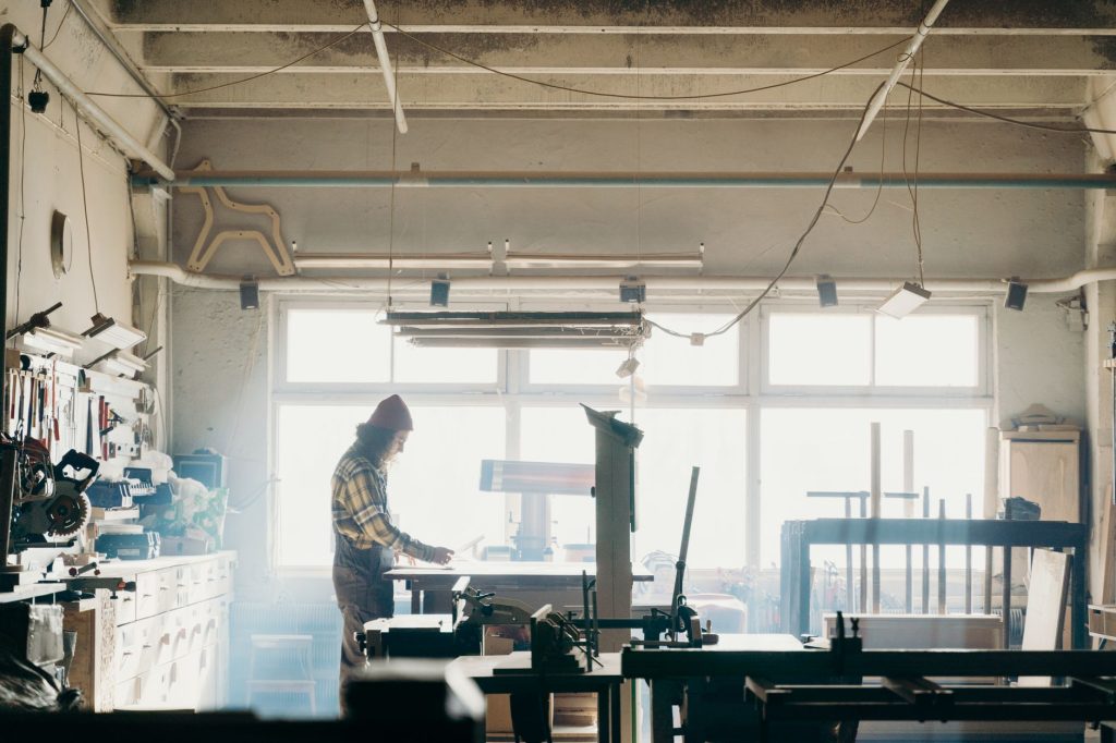 Selbstständig machen als Handwerker – Handwerker an der Werkbank in seiner Werkstatt