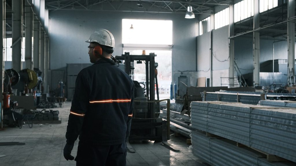 Contischicht – Arbeiter mit Schutzhelm in einer Produktionshalle