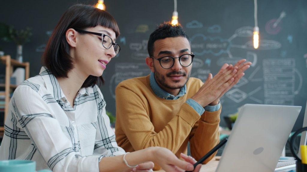 Duale Studenten im Startup – junges Team bespricht ein Projekt am Laptop