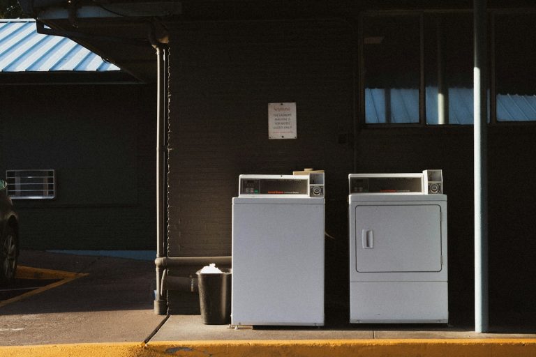 Büroausstattung: So finden Gründer den passenden Drucker Besonders junge Unternehmen müssen ihre Kosten im Auge behalten. Allzu oft wird dabei an der falschen Stelle gespart – zum Beispiel bei der Büroausstattung. In diesem Beitrag erläutern wir warum eine moderne Büroausstattung wichtig ist und worauf man besonders beim Drucker achten sollte. Warum ist die richtige Büroausstattung für Startup-Gründer so wichtig? Für viele Gründer ist die Gründung eines neuen Unternehmens mit hohen Kosten und auch finanziellen Risiken verbunden, insbesondere wenn es um die Themen Gründungskosten, Betriebskosten, Marketing, Personal und Produktion geht. Aus diesem Grund sind viele Gründer geneigt, die Ausgaben zumindest in der Anfangsphase des Geschäftsbetriebs so niedrig wie möglich zu halten, was in den meisten Fällen auch sinnvoll ist – sofern die Einsparungen an der richtigen Stelle erfolgen. Allerdings wird dabei oft an der falschen Stelle gespart, z.B. bei der Büroausstattung. Da hier allerdings in vielen Fällen 8, 10 oder gar 12 Stunden am Tag gearbeitet wird, ist dies insbesondere hinsichtlich der Motivation und Gesundheit der Mitarbeiter negativ zu bewerten. Moderne und ergonomische Tische und Stühle, helle Beleuchtungen sowie professionelle technische Ausstattungen wie PCs, Notebooks, Smartphones und Drucker sollten zu jeder adäquaten Startup-Büroausstattung gehören. Worauf gilt es für Gründer besonders beim Druckerkauf zu achten? Insbesondere beim Druckerkauf kann es schnell zu einer überhasteten Entscheidung kommen, welche dann im laufenden Betrieb zu unnötigen Kosten führt. Vermeidliche Geräte zum Schnäppchenpreis entpuppen sich oft sehr schnell als echte Kostenfallen. Da gerade in der Anfangsphase die finanziellen Mittel oft knapp sind, sollten Gründer hier besonders aufmerksam sein. Beim Kauf sollte beispielsweise darauf geachtet werden, dass nicht nur der Gerätepreis möglichst preiswert ist, sondern auch die laufenden Druckkosten pro Seite beim Verbrauchsmaterial wie Tinte oder Toner möglichst günstig ausfallen. Des Weiteren gilt es auf die Energieeffizienz beim Stromverbrauch zu achten, wenn das Gerät nicht nur sporadisch genutzt wird, sondern den ganzen Tag im Einsatz ist oder sich im Standby-Modus befindet. So lassen sich die Energiekosten deutlich reduzieren. Im Idealfall bietet der Hersteller für das Gerät auch einen passenden Wartungsvertrag an, wodurch auch ggf. anfallende Wartungs- und Reparaturkosten vollständig abgedeckt werden und im Bedarfsfall umgehend und kostenlos auf ein Ersatzgerät zurückgegriffen werden kann. Welche Features sollten moderne Drucker für Startups haben? In den meisten Fällen reicht die reguläre Druckfunktion, doch zusätzliche Features können stressige Tage im Startup-Unternehmen deutlich angenehmer machen. Aus diesem Grund sind sogenannte Multifunktionsgeräte sehr beliebt, die nicht nur drucken, sondern auch kopieren, faxen und scannen können. Diese Geräte bieten nicht nur deutlich mehr Funktionen, sondern helfen auch noch dabei Platz zu sparen. Weitere nützliche Funktionen, die in keinem modernen Drucker fehlen sollten, sind beispielsweise Duplexdrucke, Cloudanbindungen, mobiles Drucken, Scan-to-Cloud/Mail Funktionen, Benutzerverwaltungen und natürlich ein kompakte Bauweise mit möglichst leisem Druckbetrieb. Je nach Druckaufkommen sollte auch darauf geachtet werden, dass das Gerät auch für die wünschen Druckvolumen geeignet ist und eine passende Druckgeschwindigkeit aufweist. Kauf oder Leasing – welche Möglichkeiten gibt es? In einigen Fällen kann sich auch das Leasing statt des Kaufes eines Druckers lohnen. Im Vergleich zu einem Kauf können sich durch das Leasing die Investitionskosten deutlich reduzieren und planbare monatliche Kosten ermöglichen. Zudem erhält man nach der Leasinglaufzeit in der Regel ein neues Gerät, wodurch man stets auf eine aktuelle Technik zurückgreifen kann. In den meisten Fällen gibt es noch einen weiteren Pluspunkt, denn in vielen Leasingangeboten sind die Kosten für Wartungen, Reparaturen und sogar das oft teure Druckerzubehör wie Druckerpatronen, Tonerkartuschen und Bildtrommeln bereits in den Leasingkosten enthalten, was die Ausgaben für Gründer ebenfalls deutlich reduzieren kann.
