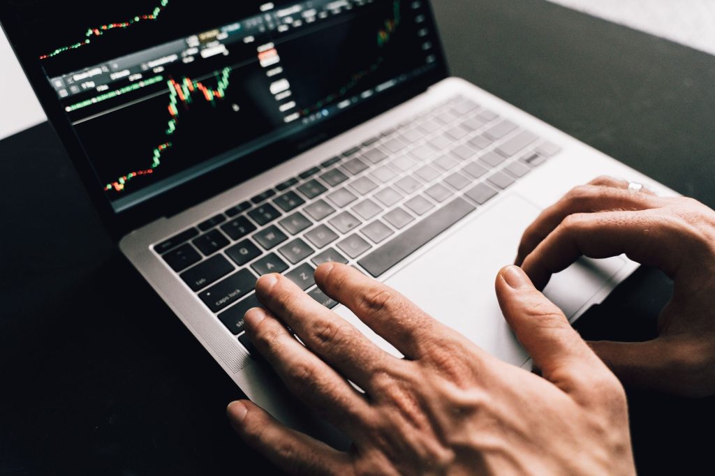 Konkurrenz für ETFs – Hände am Laptop mit Börsenkursen