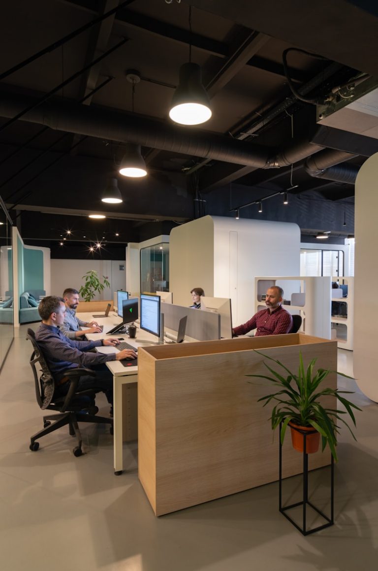 Wie Start-ups ihre Büroflächen smarter nutzen: Flexibilität als Wettbewerbsvorteil a couple of men sitting at a desk in an office
