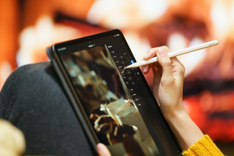 Schritt-für-Schritt-Anleitung: So Nutzt du Crop AI Richtig in Luminar Neo Someone is using a stylus on a tablet.