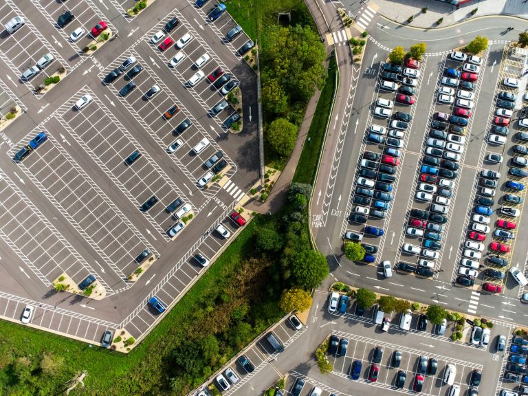 Fuhrpark digital steuern – Luftaufnahme eines Parkplatzes mit Firmenwagen