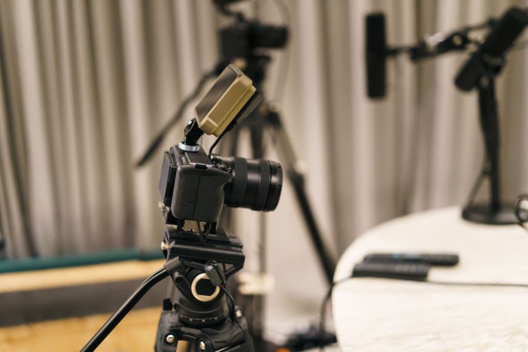 Pitch-Video für Investoren – Kamera auf Stativ im Aufnahmestudio