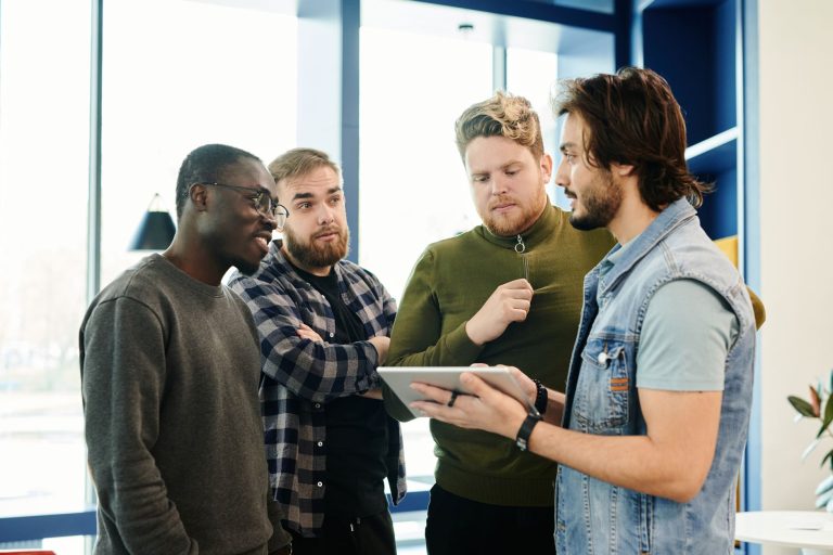 Gründen mit Plan – junges Gründerteam bespricht die Planung am Tablet