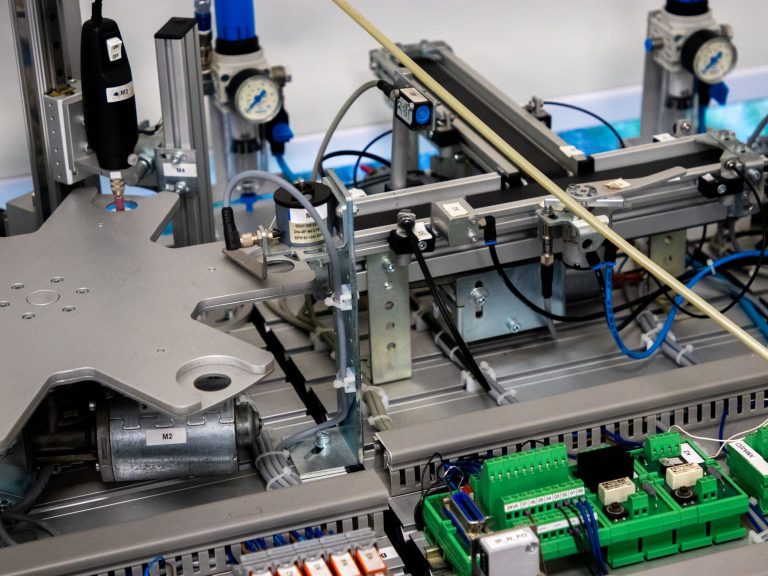 Vom Prototyp zur Serie: Warum Hardware-Startups früh über Automatisierung nachdenken sollten Hardware-Startups und Automatisierung – automatisierte Fertigungsanlage mit Pneumatik