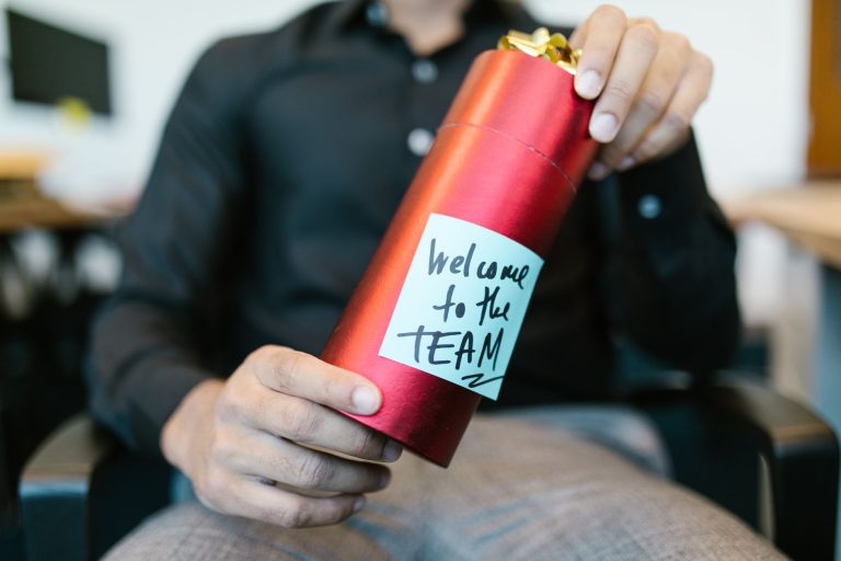 Mitarbeiterbindung im Startup – Willkommensgeschenk für neue Teammitglieder