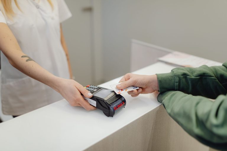 Wie Automatisierung das Einziehen von Zahlungen deutlich vereinfacht Zahlungen automatisiert einziehen – kontaktlose Kartenzahlung am Terminal