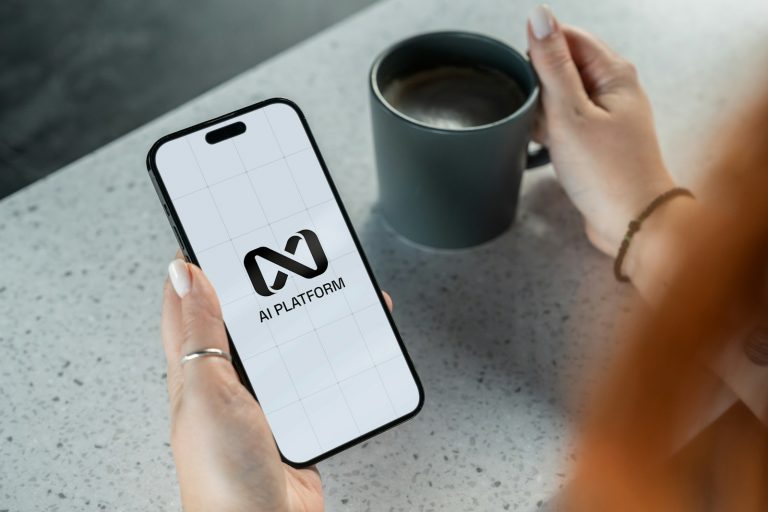Der beste virtuelle KI-Telefonassistent für kleine Unternehmen 2026: 4 Anbieter im Vergleich Person holding smartphone with ai platform logo.