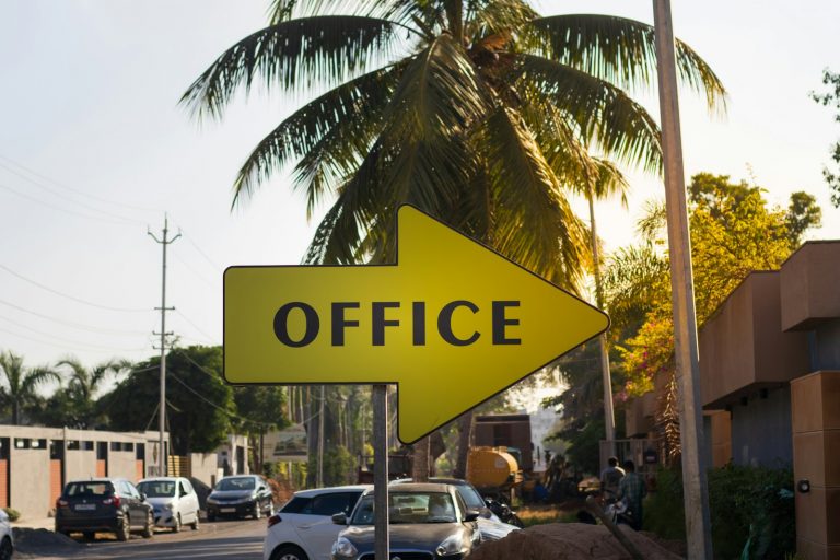 Marke zum Anfassen: Wie Schilder und Beschilderung Ihr Corporate Design offline vervollständigen a yellow sign that says office on it