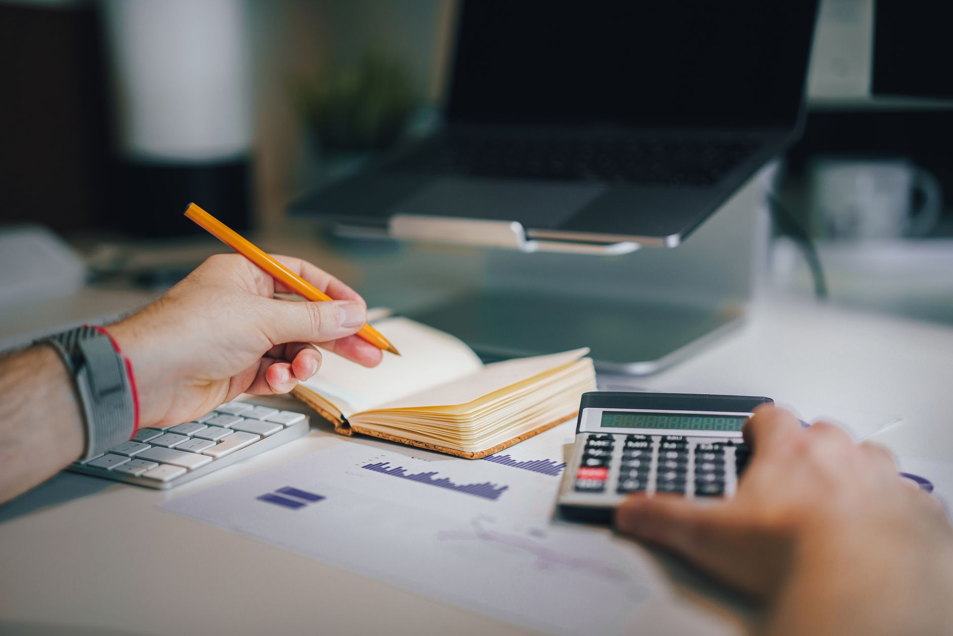 Google-Ads-Budget für Startups – Budgetplanung mit Taschenrechner und Notizbuch