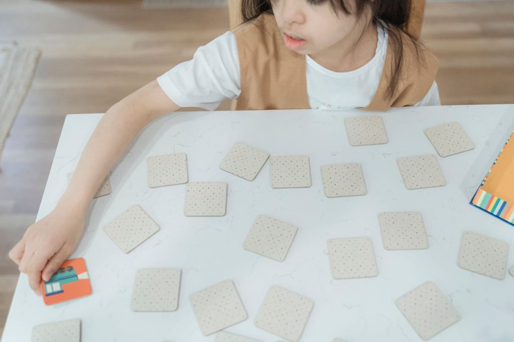 Memory Game – Memory-Karten liegen verdeckt auf dem Tisch