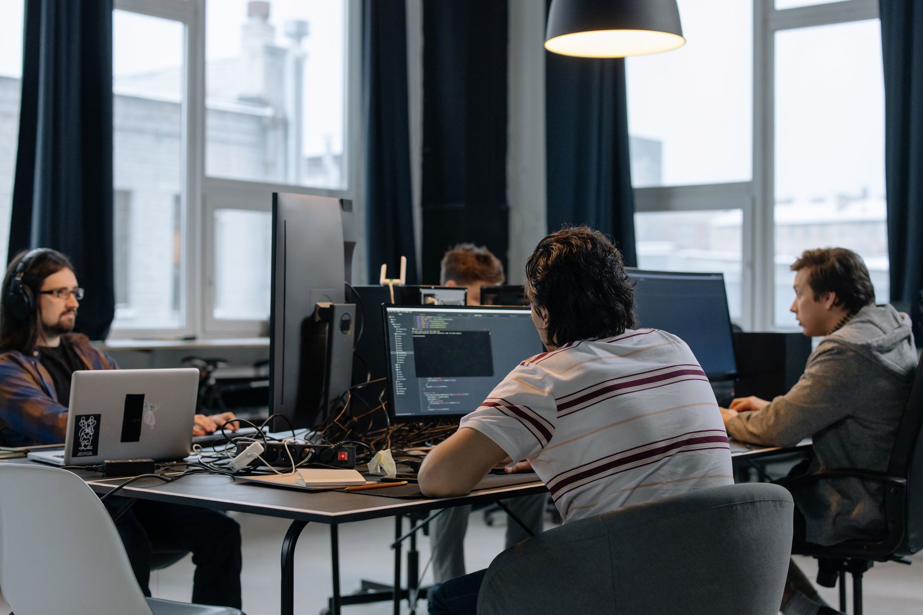 IT-Fachkräfte für Startups: Entwicklerteam bei der Arbeit im Büro