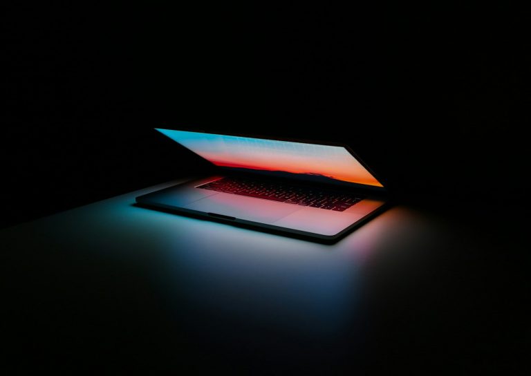 Die digitale Grundausstattung für Startups: Welche Tools Gründer wirklich brauchen Digitale Grundausstattung für Startups – halb geöffneter Laptop im Dunkeln