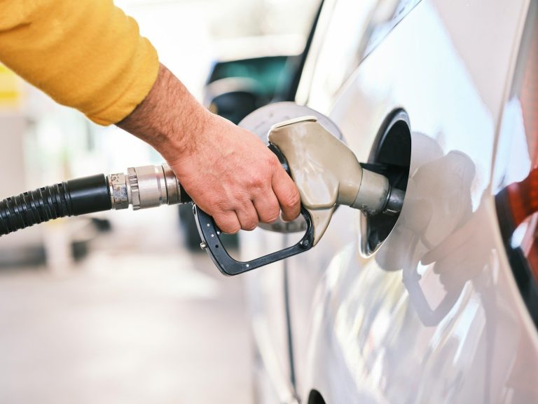 Mit Tankkarten und On-Road-Service perfekt unterwegs a man pumping gas into his car at a gas station