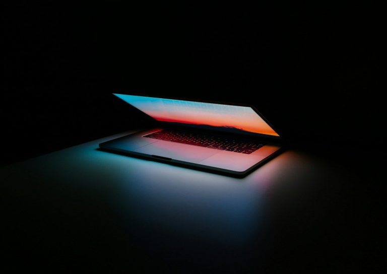 Die digitale Grundausstattung für Startups: Welche Tools Gründer wirklich brauchen gray and black laptop computer on surface