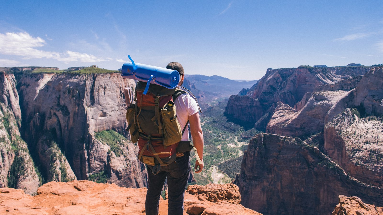 Promotion-Sets für Outdoor-Marken – Wanderer mit Rucksack und Isomatte am Canyon