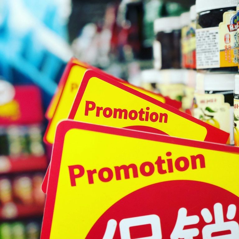 Promotion-Sets für Outdoor-Marken: wie man nützliche und sichtbare Produkte kombiniert a close up of a sign in a store