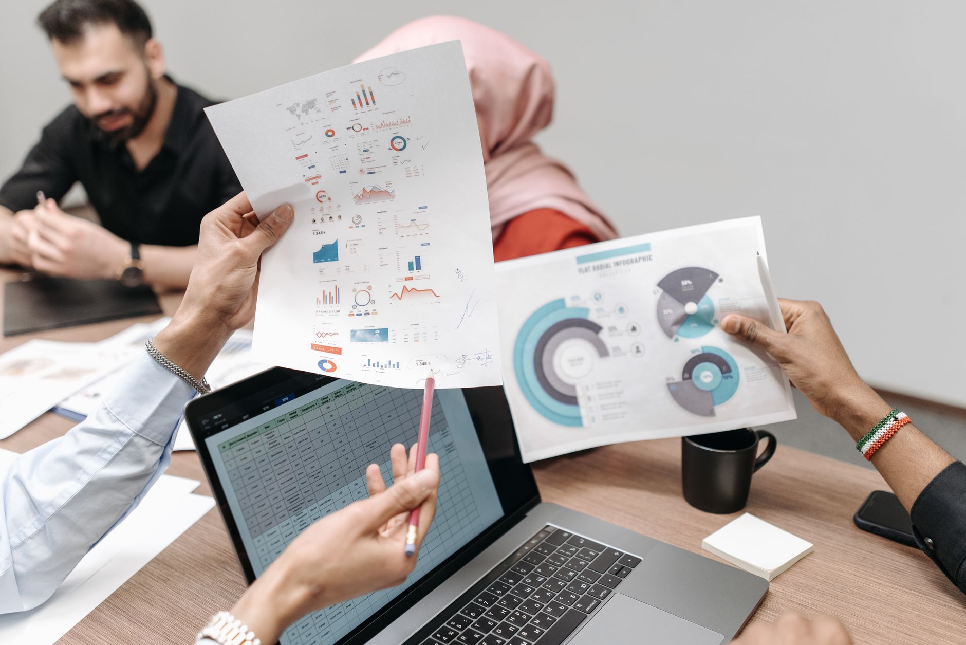 SAP Beratung – Team bespricht Prozesse vor Laptop mit Tabellen